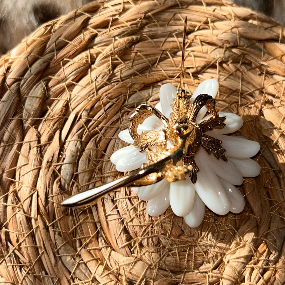 VINTAGE DAISY CASTLECLIFF FAUX PEARL WITH RED STONE & GOLD TONE BROOCH - Picture 3 of 15